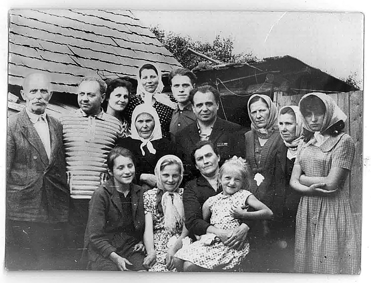 Родители Павла Качуевского – отец первый слева, мать – через человека от него в косынке во втором ряду